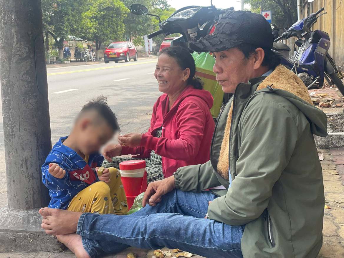 Vợ chồng ông Hòa cùng cháu nội trở lại TPHCM. Ảnh: Đình Trọng