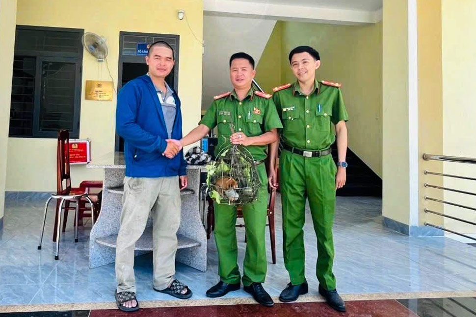 Anh Tuấn mang cá thể Cu li đến giao nộp cho công an. Ảnh: Công an