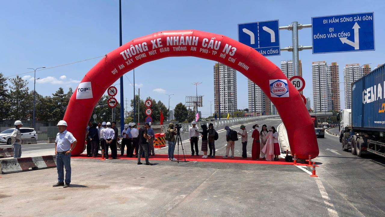 Opening ceremony of the N3 bridge branch at An Phu intersection in Ho Chi Minh City. Photo: Provided by the unit.