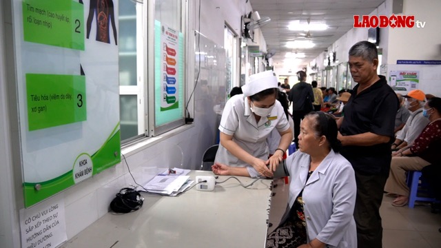 Free health check-ups help people detect diseases, thereby proactively preventing diseases early. Photo: Nguyen Ly