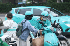 Le flux de personnes vers Hanoï augmente, les chauffeurs de moto-taxi technologiques travaillent à partir de 5 heures du matin