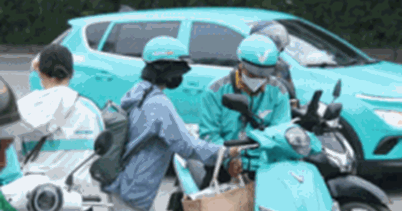 Hà Nội: Dòng người tăng, tài xế xe ôm công nghệ làm việc từ 5 giờ sáng