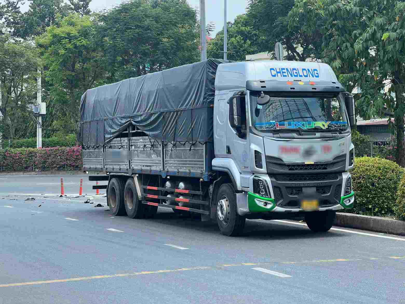 Scene of a motorbike being dragged under a truck in Ho Chi Minh City. Photo: Dinh Trong
