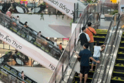 Unfavorable weather, Hanoi people flock to shopping centers on the last day of the holiday
