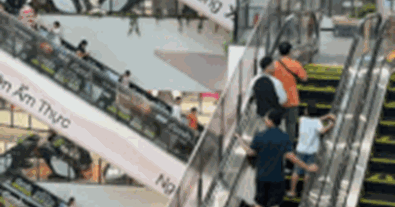Thời tiết bất lợi, người dân Hà Nội đổ xô đến trung tâm thương mại