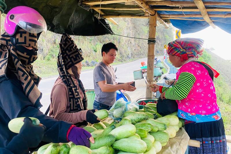 People bring cantaloupe to sell in the Chen Pass area, Ta Khoa commune, Son La province. Photo: Truong Son
