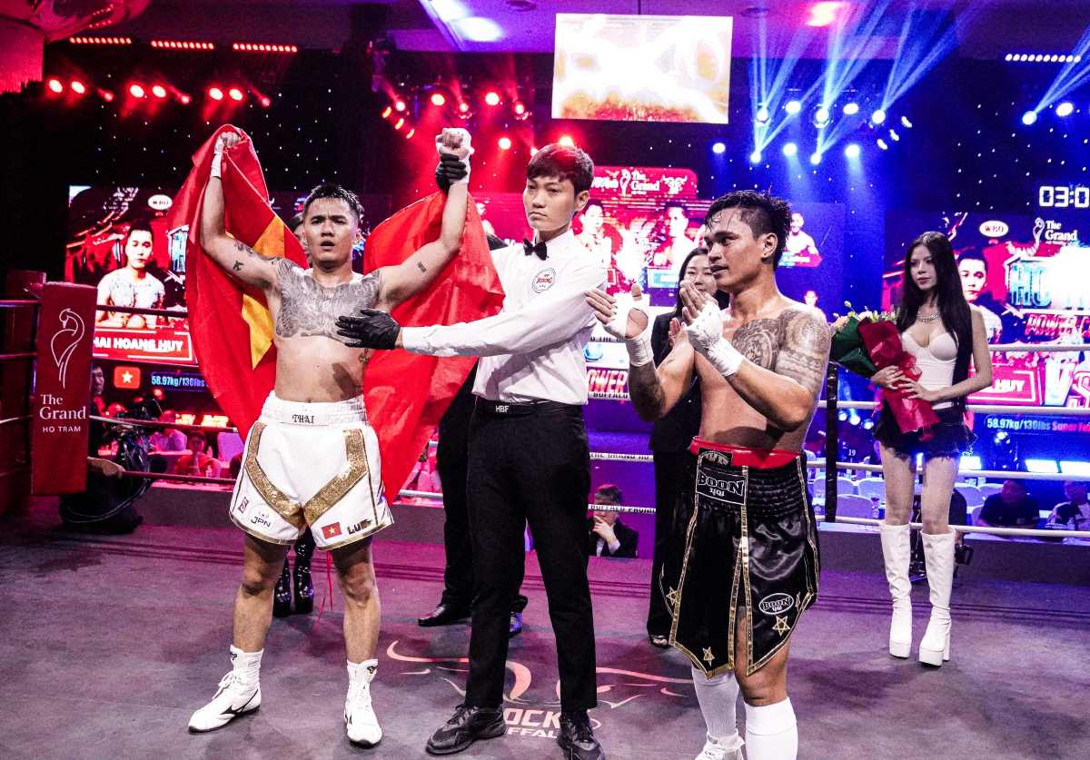Vietnamese boxer Thai Hoang Huy has an impressive victory at the Ho Tram Power Clash boxing event. Photo: Phong Le