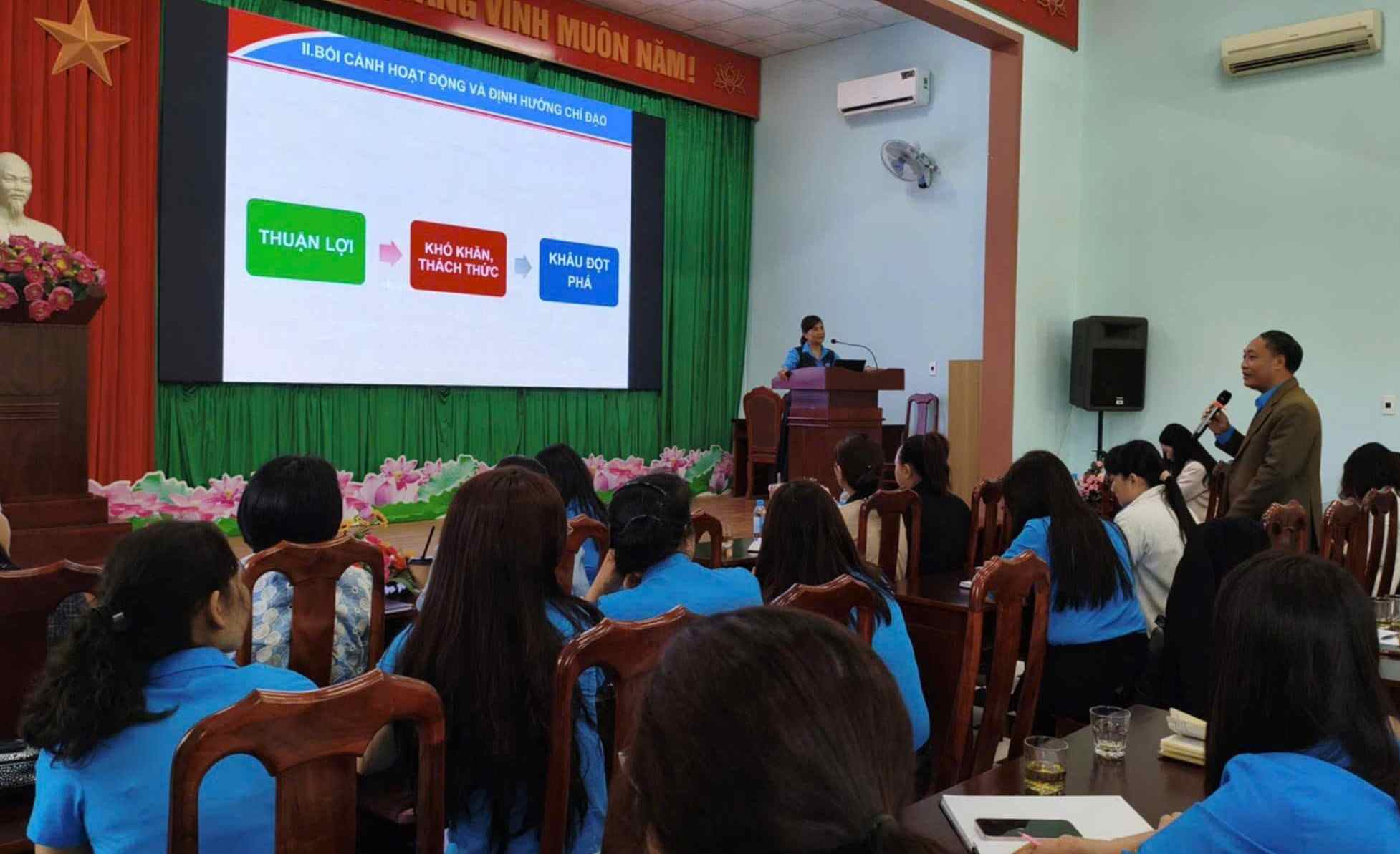Dak Lak Provincial Trade Union has been and is promoting consulting and disseminating laws on digital platforms. Photo: Kim Chi