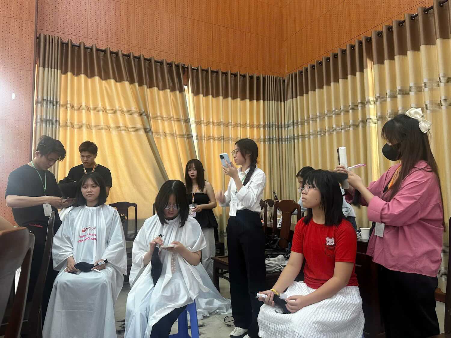 Des jeunes participent au don de cheveux. Photo: Ngô Hiền.
