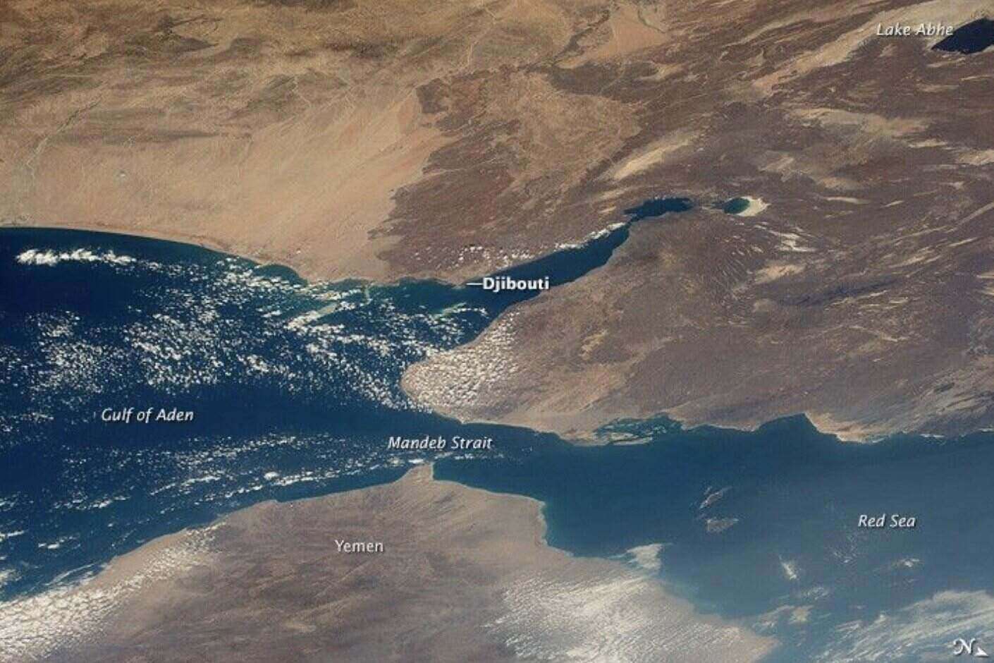 The Bab el-Mandeb and Red Sea straits have become routes chosen by many oil tankers when the Strait of Hormuz is paralyzed. Photo: NASA