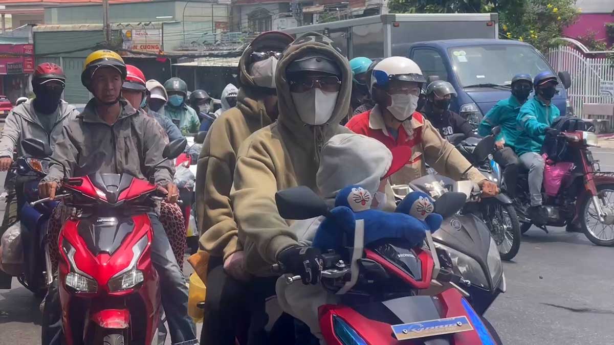 Workers travel hundreds of kilometers by motorbike back to Ho Chi Minh City for work