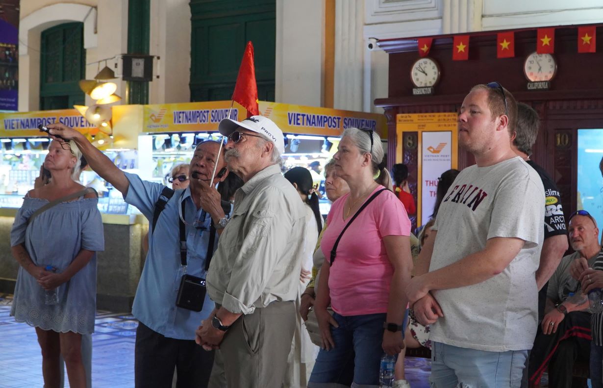 Turistas internacionales visitan la ciudad de Ho Chi Minh durante el 30 de abril. Foto: Thanh Chan