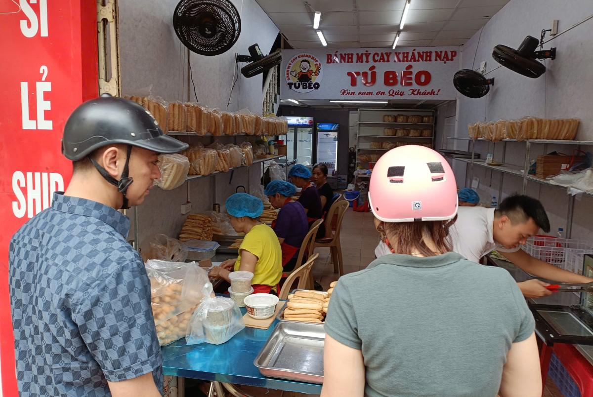 Spicy bread shop on Hang Kenh street is busy from early morning, serving Hai Phong specialties to tourists from near and far. Photo: Mai Dung