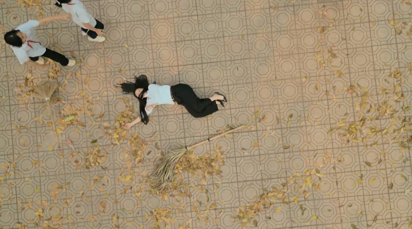 Thương ngất xỉu vì làm việc quá nhiều dẫn đến suy nhược. Ảnh: VFC. 