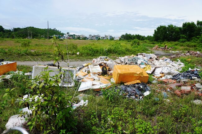 After 18 years of implementation, the Vina Universal Paradise commercial and service urban area project with an investment of 1,200 billion VND in Truong Quang Trong ward, Quang Ngai province is still just an empty lot, 160 households in the project premises have to live in misery due to suspended planning. Photo: Dong Giang