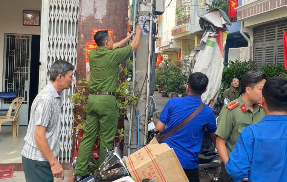 Lực lượng Công an phường Sài Gòn cùng Đoàn viên thanh niên triển khai bóc dỡ quảng cáo sai quy định. Ảnh: Mạnh Linh