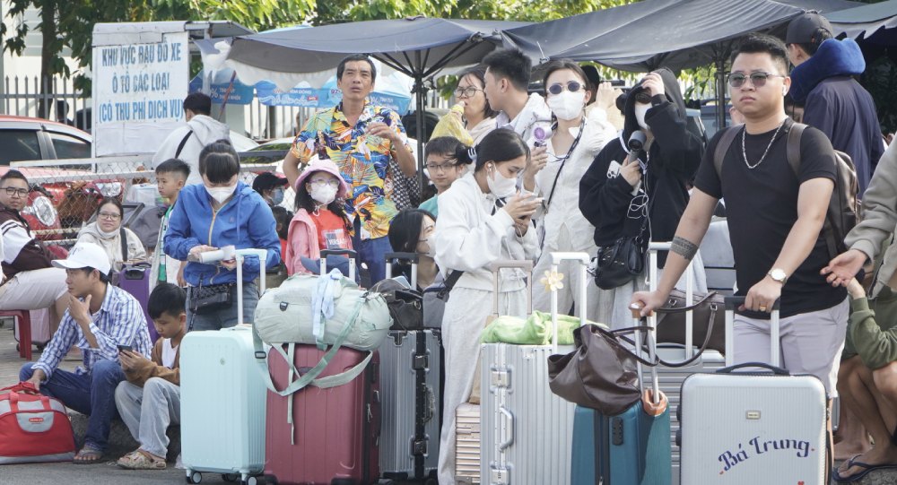Tourists waiting to disembark for the islands of An Giang province during the April 30th and May 1st holidays. Photo: Nguyen Anh