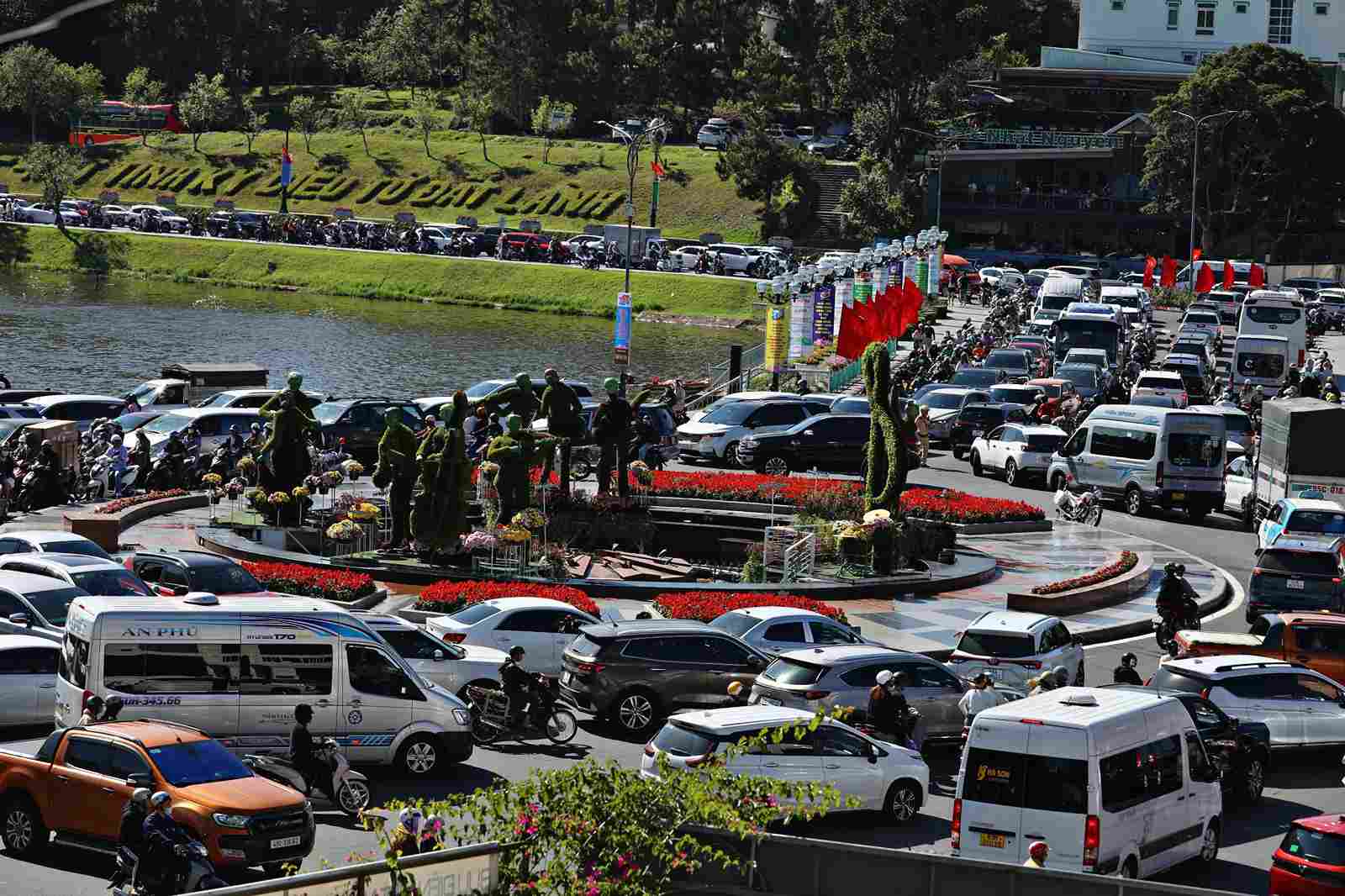 Tourism activities in Lam Dong are vibrant during the April 30th and May 1st holidays. Photo: Phuc Khanh