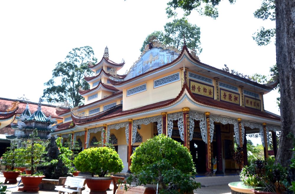 Chùa Hòa Long tọa lạc dưới tàn cổ thụ xanh mát, nằm sát Khu di tích Mộ Cụ Phó bảng Nguyễn Sinh Sắc. Ảnh: Thanh Mai