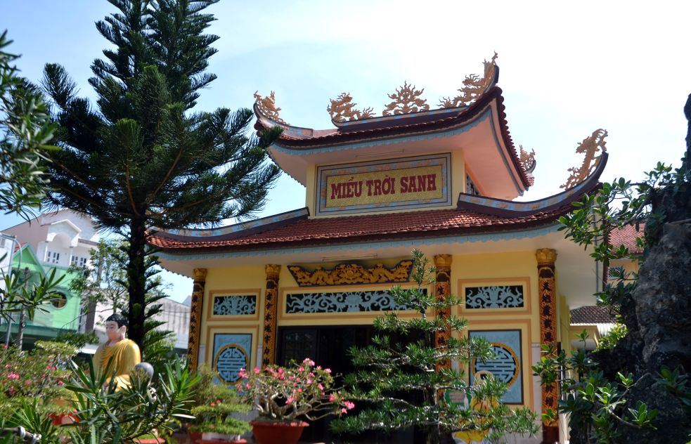 Miễu Trời Sanh trong khuôn viên chùa Hòa Long. Ảnh: Thanh Mai