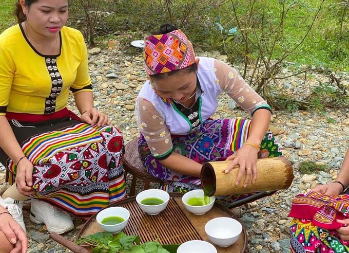 The "Dam tea" of the Thai people, western Nghe An is ground and poured into porcelain bowls before enjoying. Photo: Song Hoang/VNA