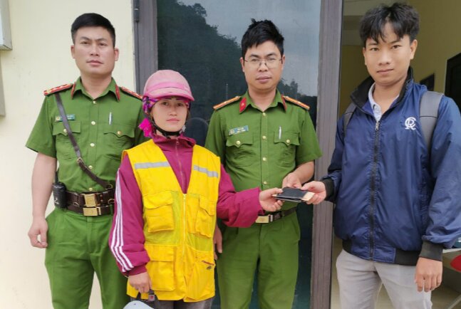 Trước sự chứng kiến của Công an xã Lũng Cú (tỉnh Lạng Sơn), chị Sùng Thị Pó đã trao trả tài sản cho anh Phạm Văn Thiện. Ảnh: Bộ Công an 
