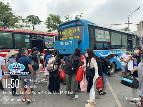 Hành khách tại bến xe Giá Bát trưa ngày 1.5. Ảnh Minh Hạnh 