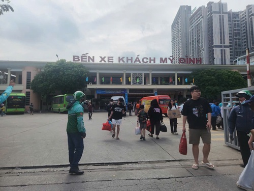 미딩 버스 터미널에서는 인근 지방 및 도시에서 많은 승객이 몰려들었지만 버스 터미널은 아직 과부하되지 않았습니다. 사진: 민한