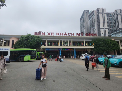 Người dân đổ về Hà Nội đông, bến xe vẫn chưa quá tải. Ảnh Minh Hạnh 