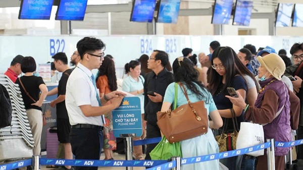 Hành khách tại sân bay Nội Bài. Ảnh han Công