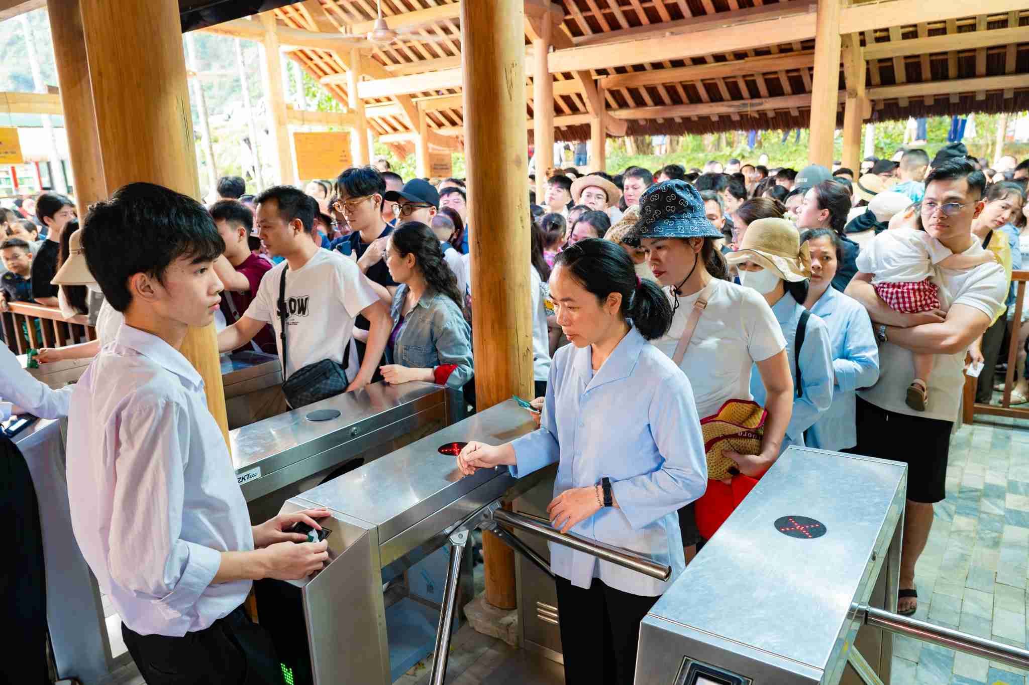 Turistas hacen largas colas para comprar boletos para bajar del barco para visitar la zona turística de Thung Nham, Ninh Binh. Foto: Dieu Anh