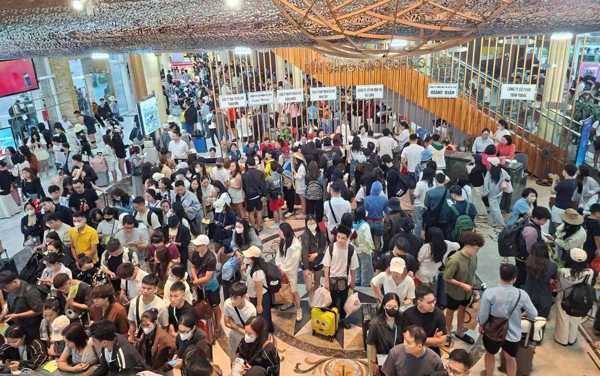 During the 4-day holiday (April 30 - May 3), Van Don Special Zone, Quang Ninh welcomed about 115,000 visitors, (in the photo, tourists check in through Ao Tien High-class Port to island routes). Photo: Van Don e-Portal