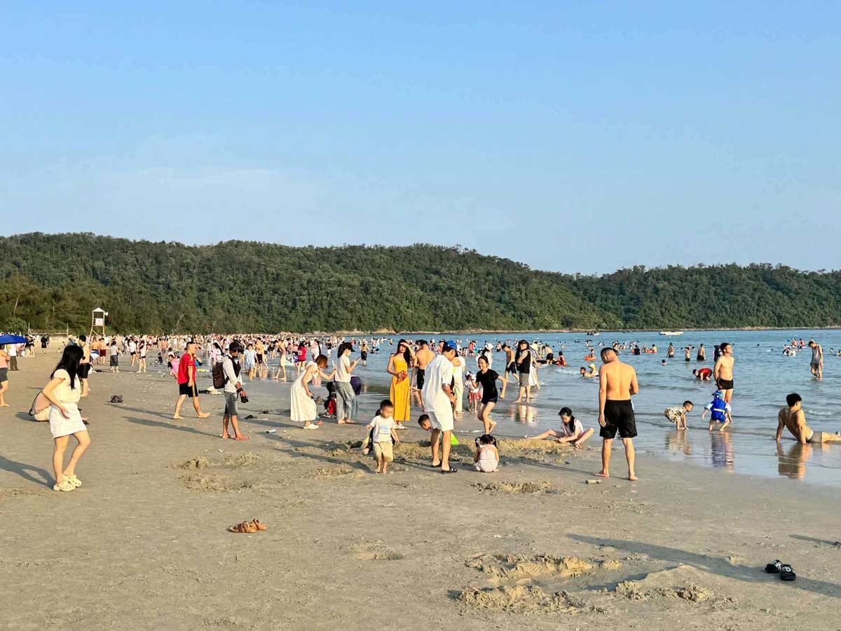 Bãi biển Vàn Chảy, đặc khu Cô Tô. Ảnh: Thu Cúc