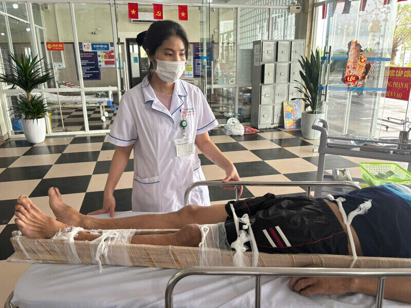 The team of doctors and nurses of Lang Son General Hospital provides emergency care to patients injured in an accident while repairing a house after a storm. Photo: BVCC