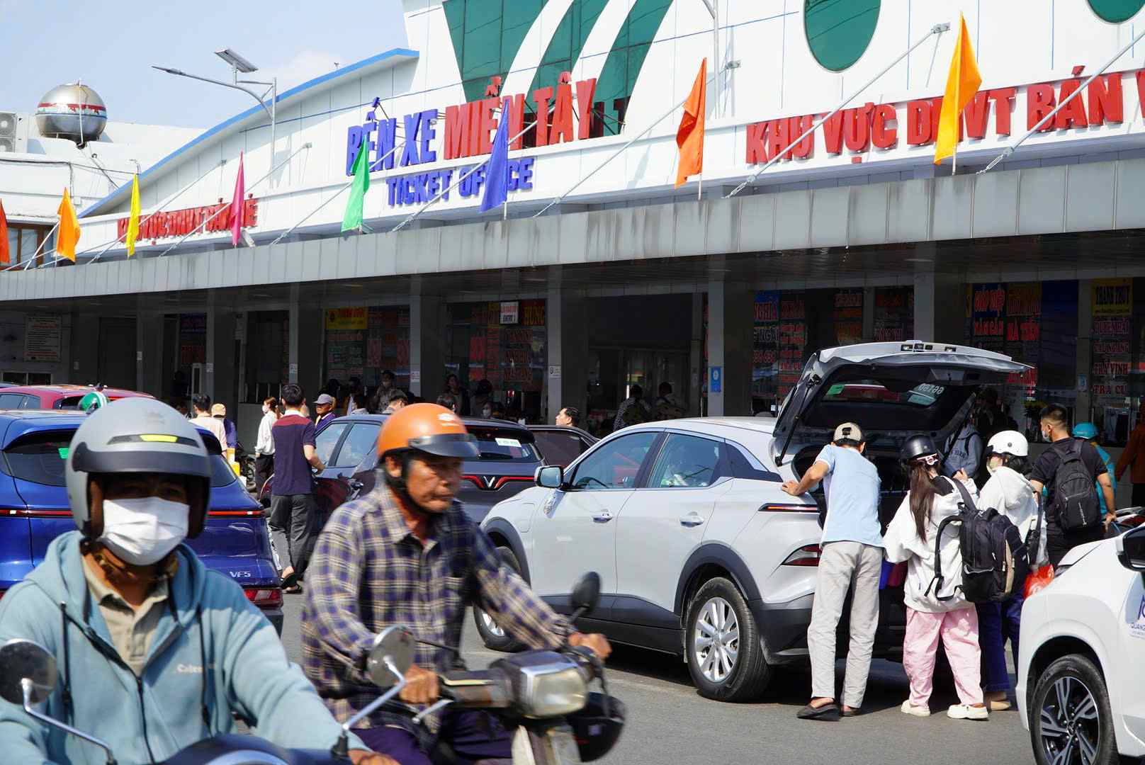 Bến xe miền Tây đông đúc chiều ngày 3.5. Ảnh: Chân Phúc