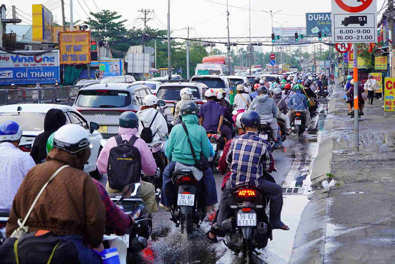 Dòng phương tiện nối hàng dài đoạn qua quốc lộ 1 ở cửa ngõ phía Tây TPHCM chiều 3.5. Ảnh: Chân Phúc
