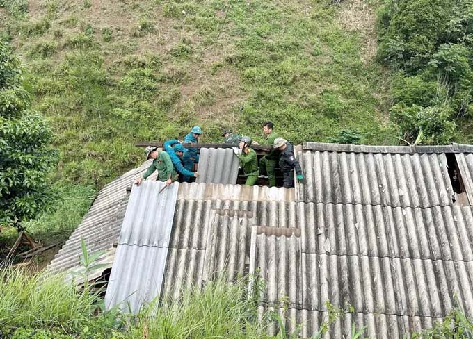   Công an xã Phiêng Khoài, tỉnh Sơn La hỗ trợ nhân dân sửa mái nhà bị hư hỏng bởi mưa đá, dông lốc. Ảnh: Cao Thiên/TTXVN 