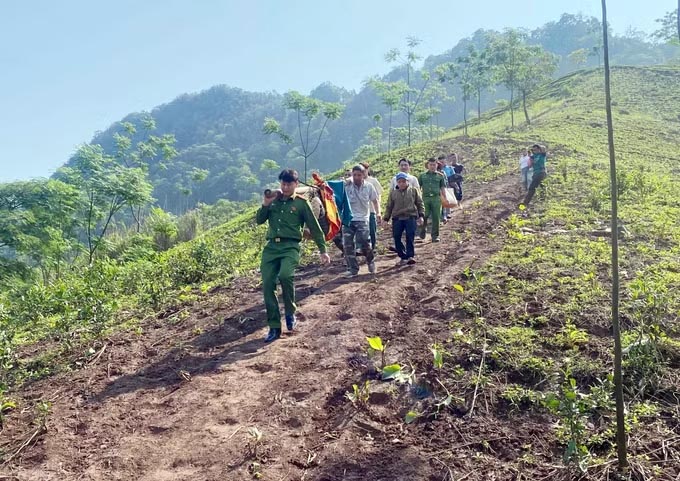 La policía de la comuna de To Mua, provincia de Son La, en coordinación con las fuerzas funcionales, llevó a un paciente de la zona con una grave lesión en la pierna, con signos de parálisis, incapaz de caminar, al hospital para recibir atención de emergencia. Foto: Cao Thien/TTXVN
