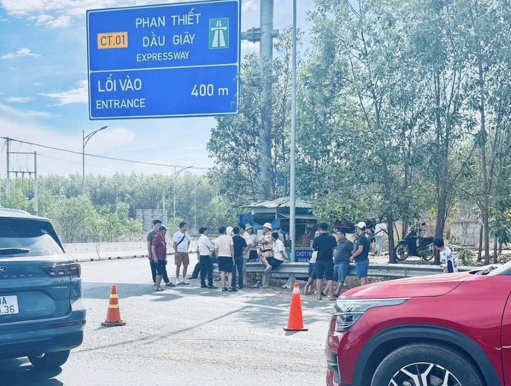 Cảnh sát Giao thông tạm đóng lối vào cao tốc Phan Thiết - Dầu Giây tại nút giao Quốc lộ 55 để điều tiết lưu lượng, chiều 3.5. Ảnh: Phạm Duy 