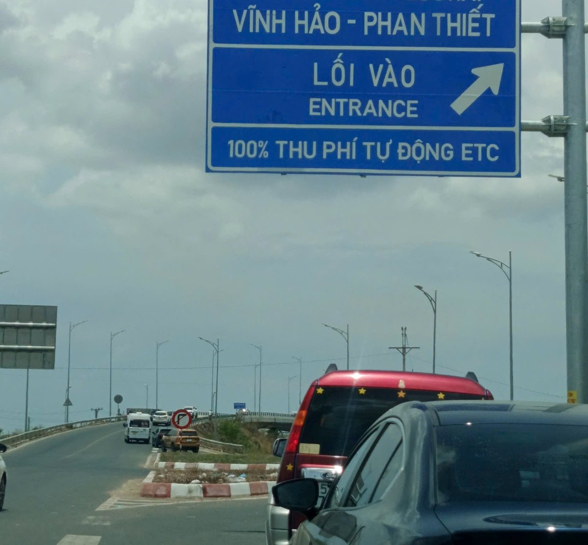 Tạm đóng lối vào cao tốc Vĩnh Hảo - Phan Thiết, trưa 3.5. Ảnh: Phạm Duy 