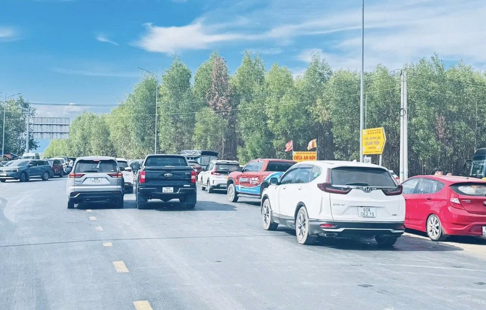 Các xe quay đầu ra lại Quốc lộ 1 do lối vào cao tốc tạm đóng. Ảnh: Phạm Duy 