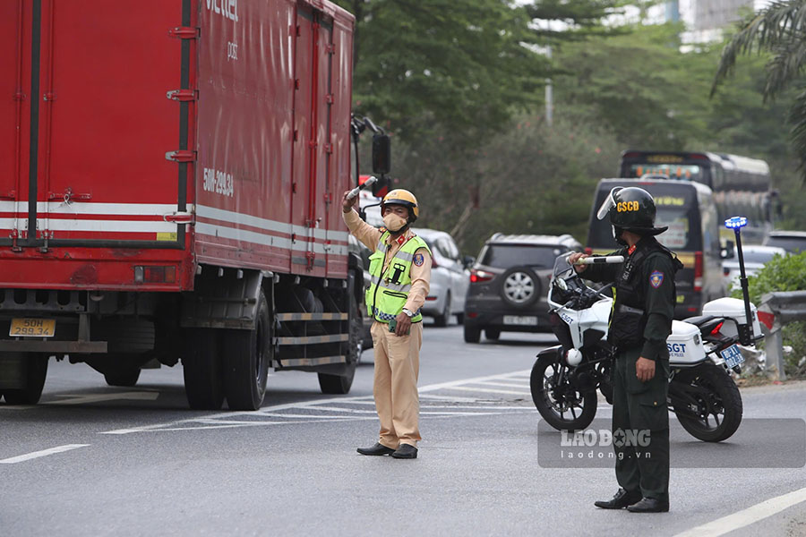 Hanoi police divert traffic, focusing on clearing hot spots. Photo: The Ky