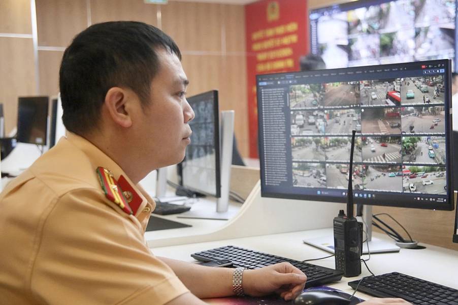 Thiếu tá Trần Đình Hoàng trong ca trực tại Trung tâm điều khiển giao thông. Ảnh CAHN