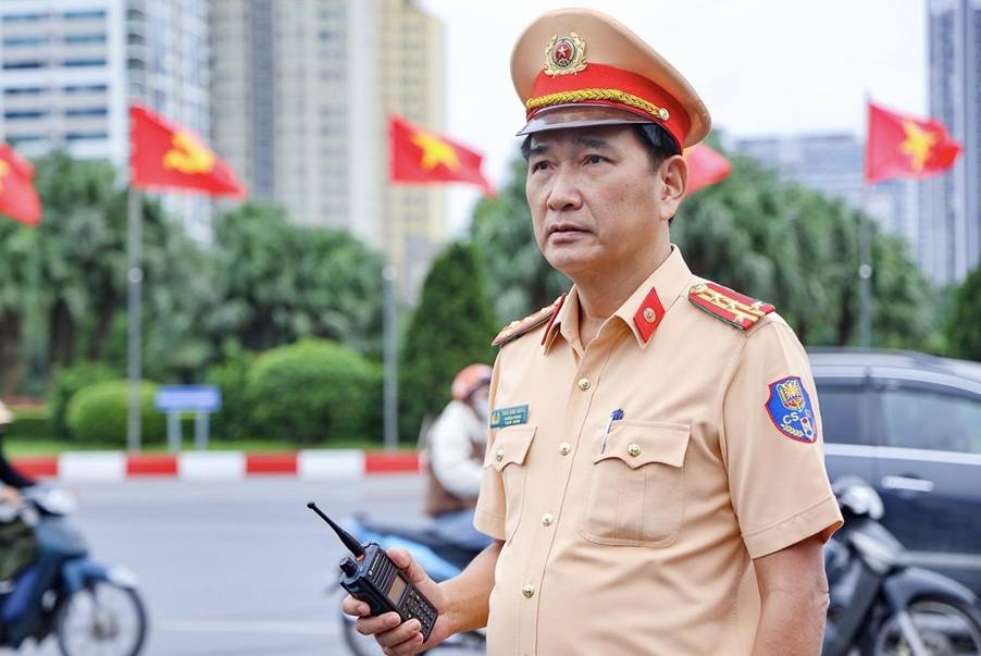 Đại tá Trần Đình Nghĩa - Trưởng phòng CSGT Hà Nội trực tiếp chỉ đạo công tác bảo đảm TTATGT. Ảnh CAHN