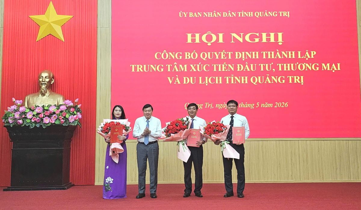 Ông Nguyễn Văn Bình (thứ 2 từ phải sang) nhận quyết định điều động, bổ nhiệm giữ chức Giám đốc Trung tâm Xúc tiến Đầu tư, Thương mại và Du lịch. Ảnh: Hàn Nguyên 
