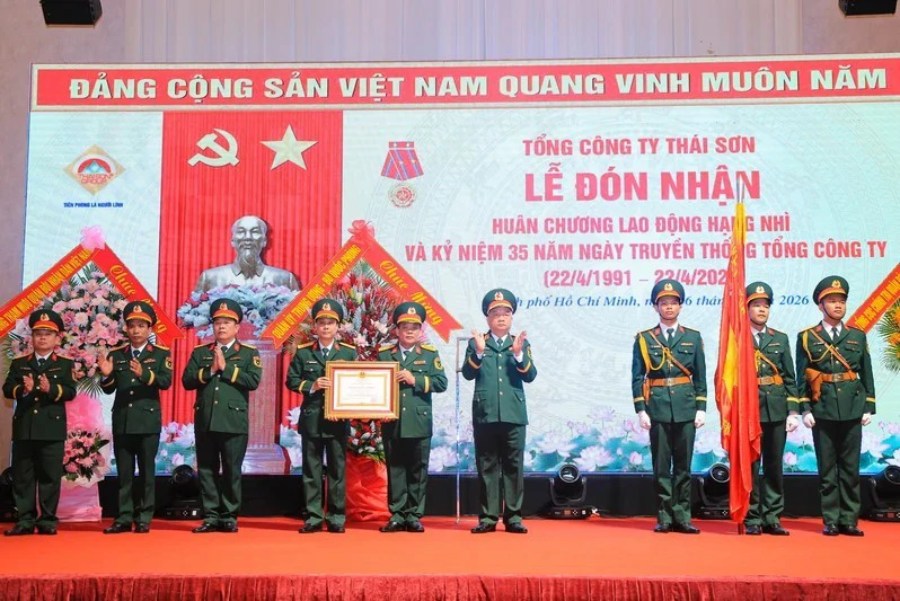 Thượng tướng Nguyễn Quang Ngọc trao Huân chương Lao động hạng Nhì cho Tổng Công ty Thái Sơn. Ảnh: Nguyễn Hoàng/Quân khu 7