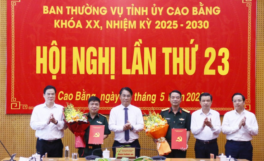 The Standing Committee of Cao Bang Provincial Party Committee congratulates 2 Colonels of the army, Colonel Pham Van Tao and Colonel Ma Cong Hoc. Photo: An Le