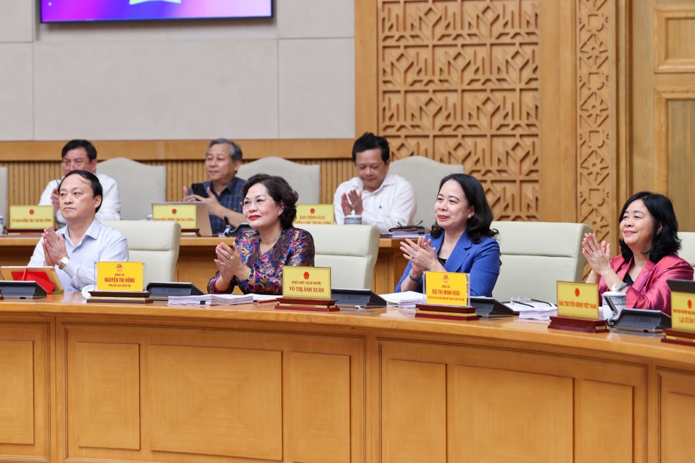 Ủy viên Bộ Chính trị, Bí thư Trung ương Đảng, Chủ tịch Ủy ban Trung ương Mặt trận Tổ quốc Việt Nam Bùi Thị Minh Hoài; Bí thư Trung ương Đảng, Phó Chủ tịch nước Võ Thị Ánh Xuân cùng các đại biểu dự phiên họp. Ảnh: VGP