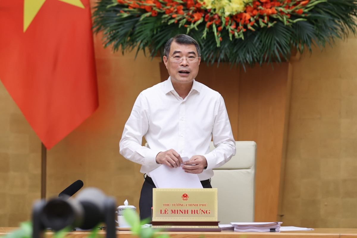 Politburo Member, Prime Minister Le Minh Hung emphasized the task of continuing to review and promote administrative procedure reform, reducing business conditions. Photo: VGP