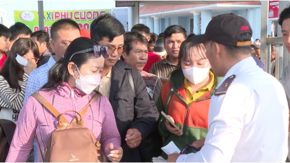 Du khách chờ xuống tàu đi Phú Quốc và các đảo khác của An Giang trong kỳ nghỉ Lễ 30.4. Ảnh: Ngọc Thư